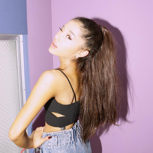 Ariana Grande tar en selfie. Ariana Grande tar en selfie.